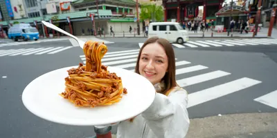 食品サンプル製作体験の作品を手にする観光客