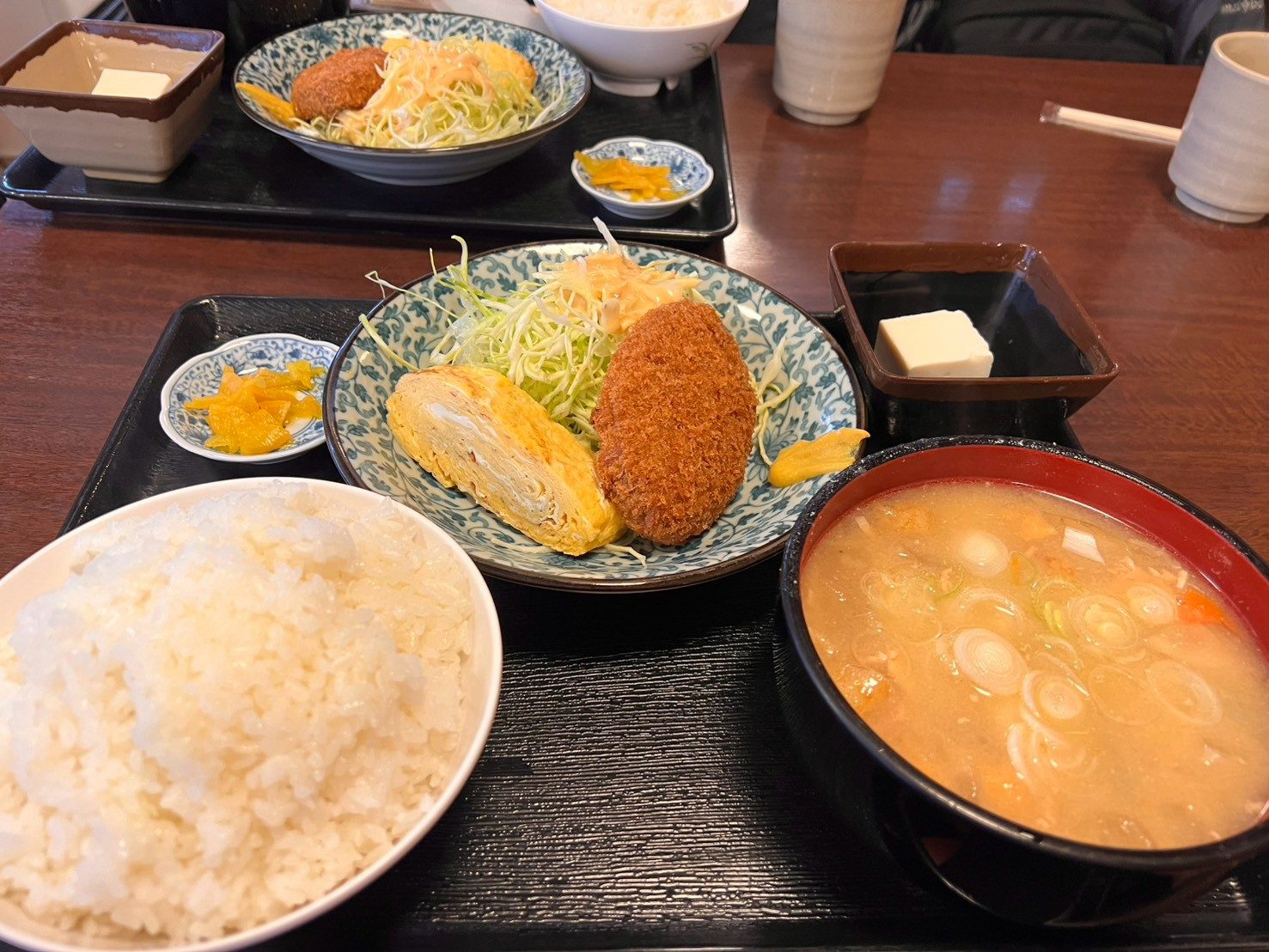 メンチカツと卵焼き、ご飯、豚汁の定食
